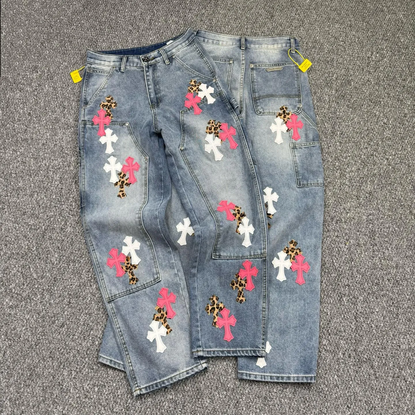 P260 Style No.: H856 Chrome Hearts 1of1 🇲🇾Malaysian Exclusive｜Chrome Hearts Leopard Print Limited Overalls Styles with different wash textures are very friendly to people with thin legs and thick legs. The straight version is very flattering to the leg shape. Moderate length that never goes out of style, easy to match with casual, basic styling for various styles, a must-have in the wardrobe! The fabric is stiff but also makes the upper body soft without losing texture. The washing process is even more perfect. It is a must-have item for everyone! ! ! Washed wheat, hang tag, pants label, three labels complete Size: 28-30-32-34-36 Color: blue